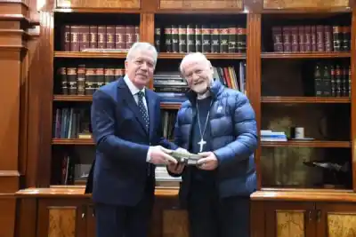 El gobernador Suárez recibió al cardenal Bokalic y dialogaron sobre educación y adicciones