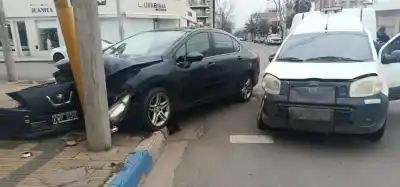 Impactante choque en Santa Rosa: una mujer perdió el control y terminó estrellada contra una columna