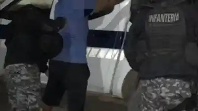 Entró a un local, quiso agredir a los empleados y escapó en una camioneta: así lo atraparon