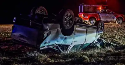 Una Hilux volcó en una ruta de Santa Cruz: el momento de tensión que vivió el conductor