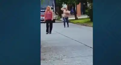 Escándalo en la puerta de una escuela: madre ataca a una pedagoga por un conflicto del pasado