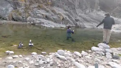 Monitoreo invernal: toman muestras en el dique Nogolí y el río Amieva
