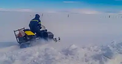 Tuvieron que usar una moto de nieve para rescatarla: la mujer llevaba horas aislada