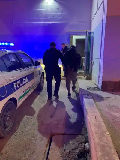 Dos detenciones en 20 minutos en Comodoro: ¿qué buscaba la Policía en Las 1008?