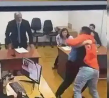 Audiencia judicial en San Juan: preso intenta agredir a un fiscal y destruye un televisor en plena sala