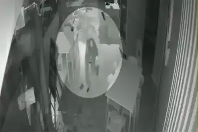 La frustración del ladrón: rompió la vidriera de una heladería y el botín fue nulo