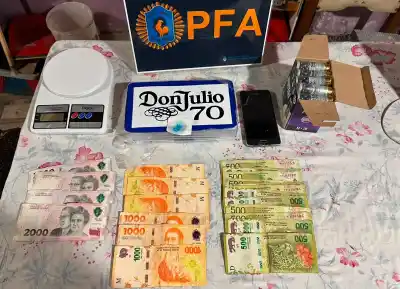 El insólito sello de la droga: cocaína con logo de tequila mexicano y una pistola de la Bonaerense entre los 13 detenidos en Las Flores