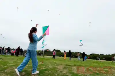 El cielo de Paraná se llenó de colores: la barrileteada que emocionó a toda una escuela
