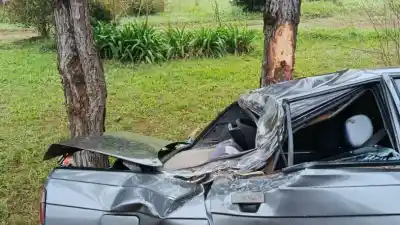 Un Renault 9 terminó fuera de la ruta en Campo Ramón: ¿qué maniobra provocó el despiste?