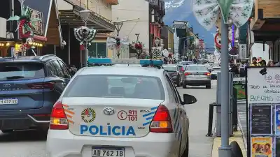 Mujer semidesnuda apareció en plena calle de Ushuaia tras caer de un edificio