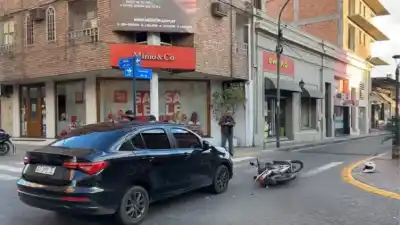 Un Fiat Cronos y una moto chocaron en pleno microcentro y el tránsito se volvió un caos