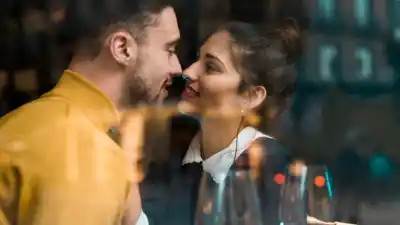 El Método del Triángulo: la técnica de seducción que promete un beso con solo una mirada
