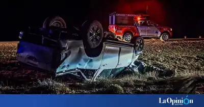 Volcó una camioneta en la ruta a Puerto Deseado y el conductor salió ileso