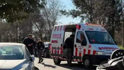 Impactante choque en barrio Güemes: el momento en que un auto y una camioneta colisionaron