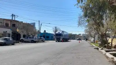 Un camión chocó contra el tendido eléctrico y dejó sin luz a un sector de Rawson