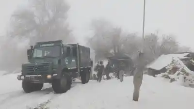 Operativo extremo en la Ruta 40: rescataron a un anciano en diálisis que quedó aislado por la nieve
