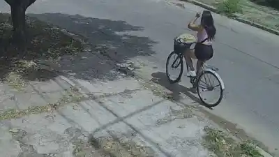 Morón: el momento en que un hombre en auto manosea a una ciclista y huye sin dejar rastro