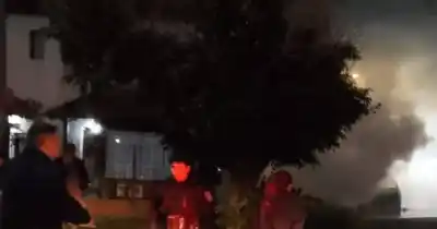 Un auto se incendió en plena calle y por poco arrasa con una casa