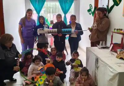 Así buscan que los chicos de El Rincón pierdan el miedo al médico