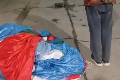 Robó la bandera de La Rioja a plena luz del día y la policía lo cazó a pocas cuadras