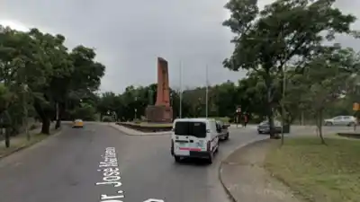 Impactante siniestro en la capital: un motociclista terminó inconsciente tras chocar contra un árbol