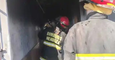 Incendio en Guaymallón: las llamas arrasaron un quincho y dejaron un ambiente destruido