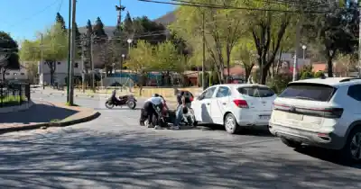 Impactante choque en Salta: una motociclista chocó contra un auto y las partes arreglaron en el acto