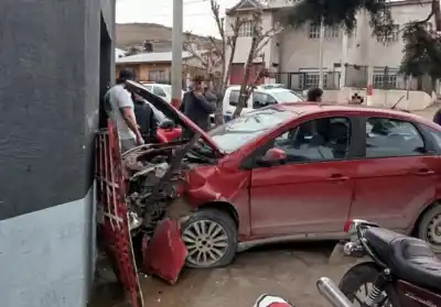 Un auto se escapó solo en una bajada y terminó incrustado en un local de motos