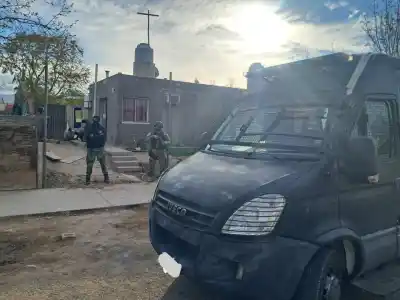 Frente a una escuela y con un arma cargada: así cayó el kiosco de droga en Marquesado