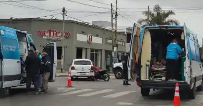Impactante choque en Ringuelet: una moto contra un auto y dos heridos
