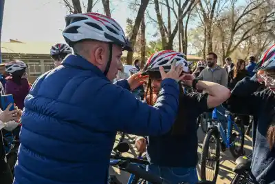 El día que Villa Mercedes se tiñó de azul: Poggi entregó 114 bicicletas y rompió una marca histórica