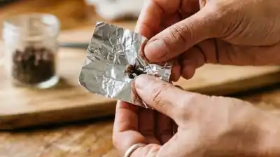 El secreto que llevan en la billetera: el ritual con clavo de olor que promete cambiar tu suerte