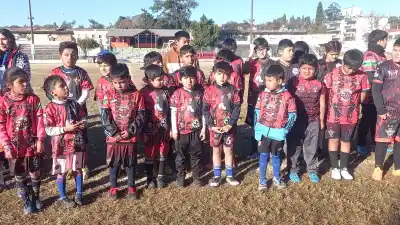 De una pelota y botellas como conos a una fundación: el Milagro que crece en Alto Comedero