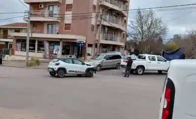 Tres vehículos chocaron en plena Argentino Valle: el detalle que nadie contó