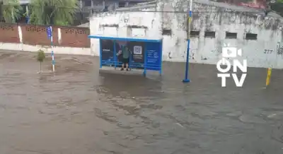 Caos en la avenida Jujuy: el puente se convierte en un río y deja autos varados