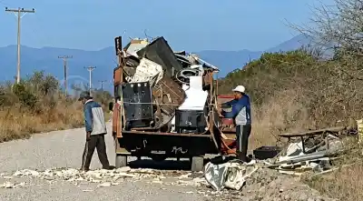 El video que expone a los chatarreros: los sorprendieron arrojando una heladera y el funcionario les soltó una frase que se hizo viral
