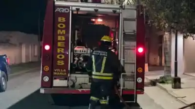 Despertaron con un susto: el fuego atacó un galpón en el corazón de la ciudad