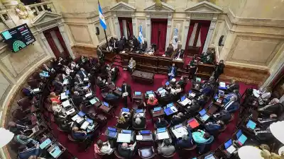 Denuncian un supuesto pacto: pagos millonarios por obras viales a cambio de votos clave para Milei