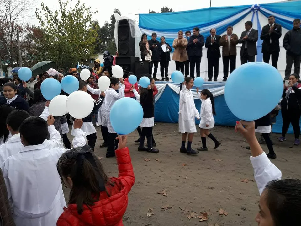 En cada aniversario se reúnen, con escenario, largas mesas para disfrutar de la comida, y la decoración celeste y blanca para homenajear la bandera argentina