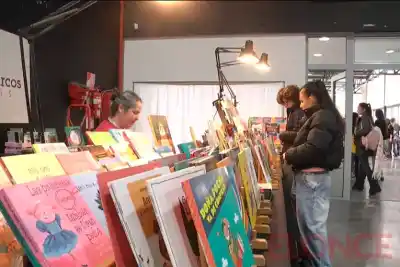 Mangas, literatura infantil y un encuentro con autores: así arrancó la Feria del Libro Paraná Lee