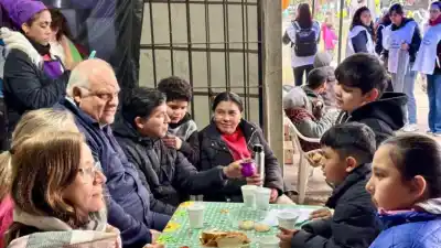 Merienda para 100 niños: la visita de Masso al merendero que alimenta a Alberdi Norte