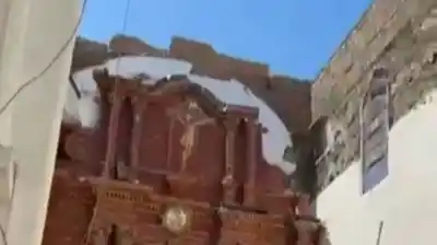 El sismo que devastó Colombia dejó en pie solo la fachada de una iglesia de 240 años