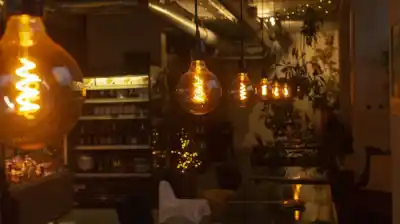 El secreto que los restaurantes no quieren que sepas: por qué apagan las luces