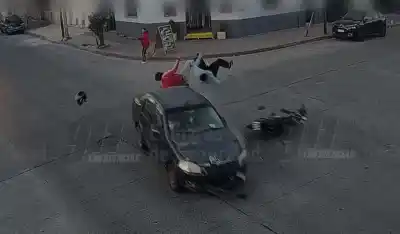 Las cámaras del 911 captaron dos impactantes choques de motos en Salta: los conductores salieron despedidos