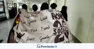 Un cartel 'Se busca' con recompensa insólita: la bandera de una promo desapareció en una escuela de San Juan
