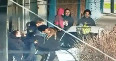 Cayó un dealer que vendía cocaína a plena luz del día en Ensenada: su novia lo despidió con un beso