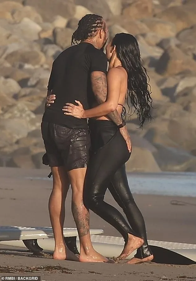 108055165-15753275-The_lovebirds_could_not_keep_their_hands_off_each_other_as_they_-m-17_1776805568140.jpg