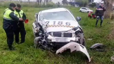 Perdió el conocimiento al volante y terminó incrustado contra un árbol en Colombres