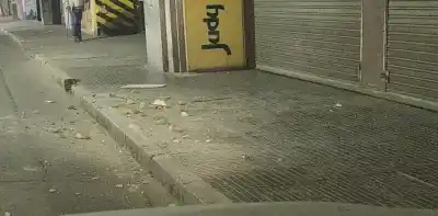 Alerta en pleno centro: se desprendió la mampostería de un local y cayeron escombros a la vía pública