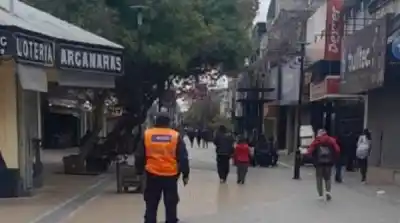 Un simple paseo casi termina en tragedia: la maniobra que le salvó la vida en plena calle